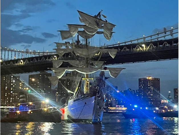 Choca Velero Cuauhtémoc con base del Puente de Broklyn